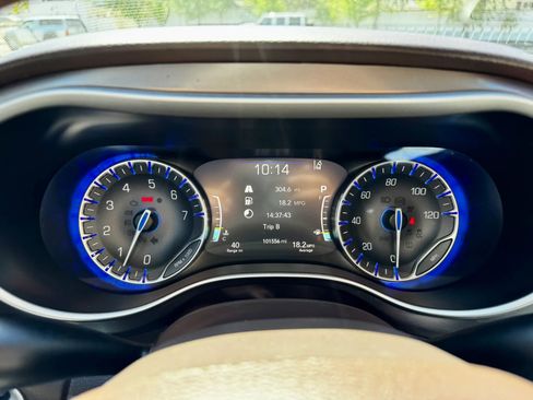 Used 2018 Chrysler Pacifica Touring-L w/ Advanced Safetytec Group FWD image 8