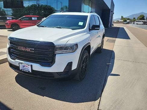Used 2023 GMC Acadia SLE w/ Driver Convenience Package FWD image 3