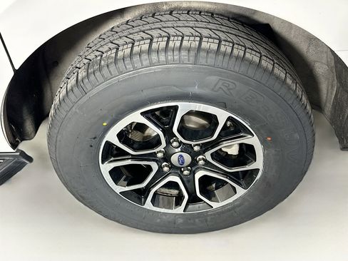 Used 2024 Ford Expedition Max XLT image 11