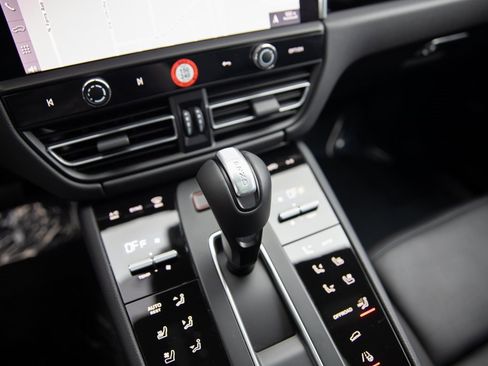 Certified 2025 Porsche Macan image 17