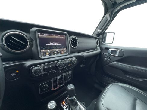 Used 2022 Jeep Wrangler Unlimited Sahara w/ Cold Weather Group AWD/4WD image 39