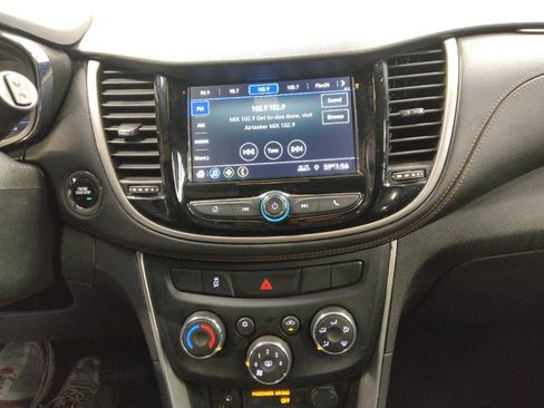 Used 2019 Chevrolet Trax LT w/ LT Convenience Package image 25