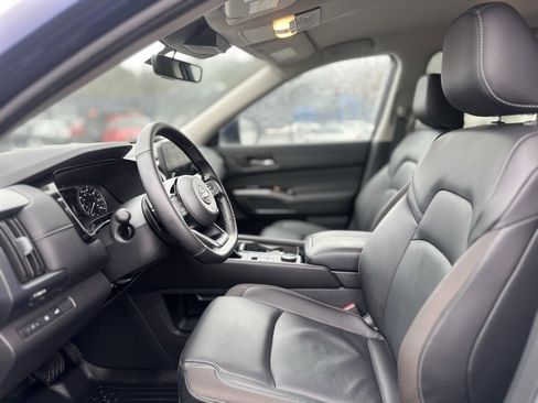 Used 2025 Nissan Pathfinder SL w/ Cargo Package image 12