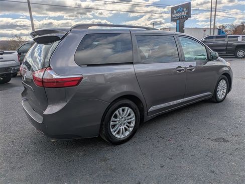 Used 2015 Toyota Sienna XLE w/ XLE Navigation Package image 7