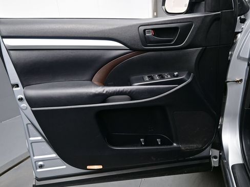 Used 2014 Toyota Highlander Plus FWD image 9
