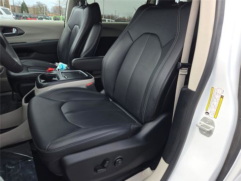 Certified 2024 Chrysler Pacifica Limited FWD image 29