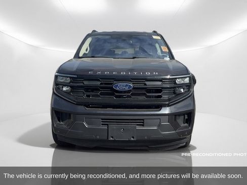 Used 2025 Ford Expedition Active RWD image 2
