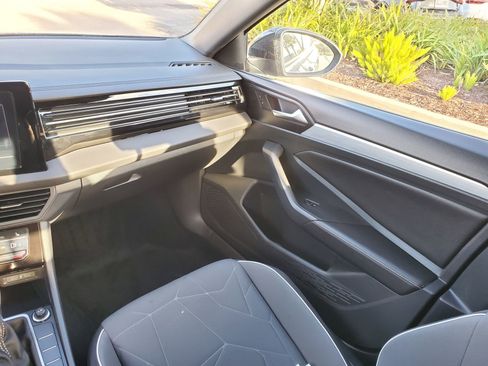 Used 2025 Volkswagen Jetta Sport image 11