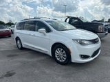 Used 2017 Chrysler Pacifica Touring-L image 3