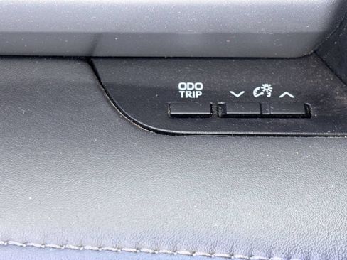 Used 2022 Toyota Highlander XLE FWD image 14