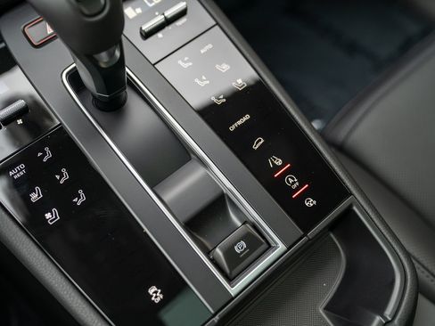 Certified 2026 Porsche Macan AWD/4WD image 19