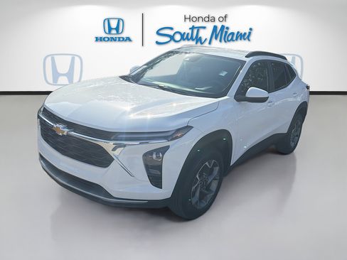Used 2025 Chevrolet Trax LT FWD image 3
