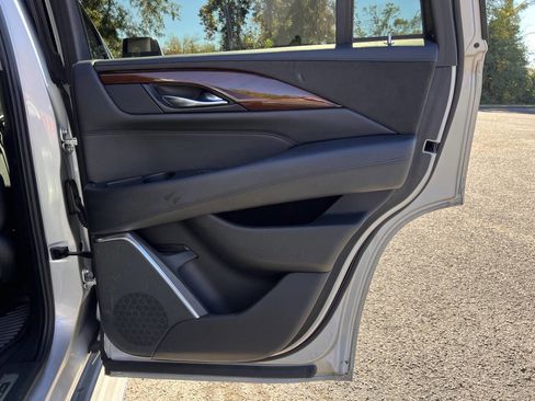 Used 2019 Cadillac Escalade Luxury image 18