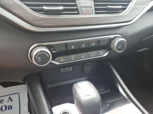 Used 2024 Nissan Altima 2.5 SV FWD image 18