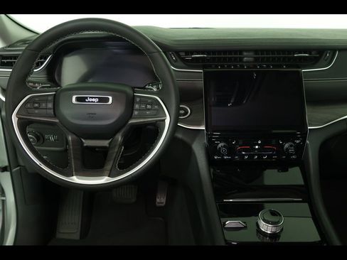 Used 2023 Jeep Grand Cherokee L Limited image 17