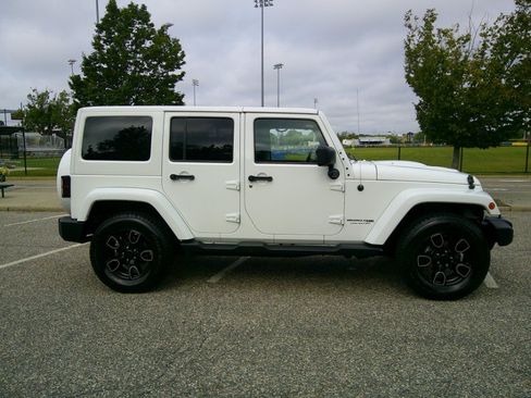 Used 2018 Jeep Wrangler Unlimited Sahara AWD/4WD image 12