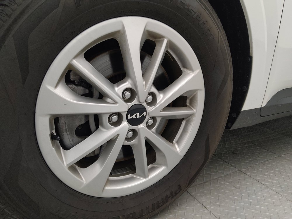 Used 2023 Kia Carnival LX FWD image 31