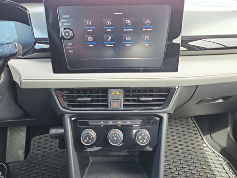 Certified 2025 Volkswagen Taos S FWD image 19