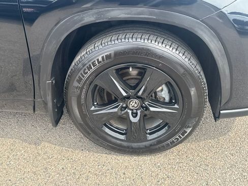 Used 2024 Toyota Highlander LE image 43