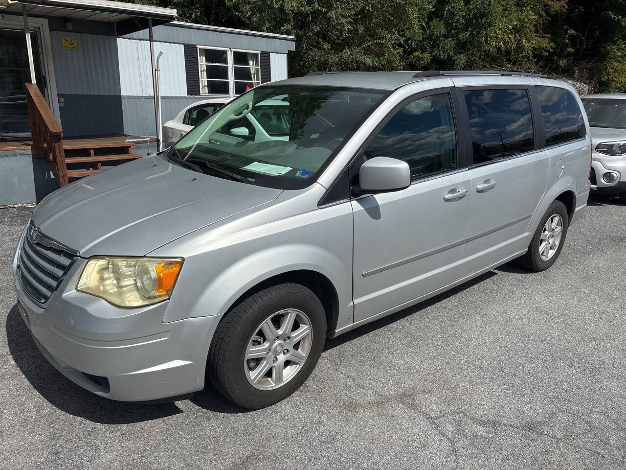 Used 2010 Chrysler Town & Country Touring FWD image 1