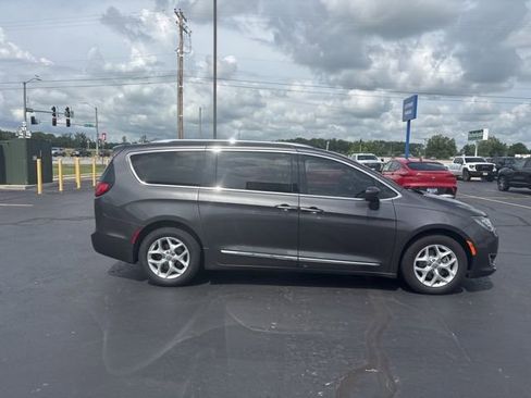 Used 2017 Chrysler Pacifica Touring-L Plus w/ Tire & Wheel Group FWD image 9