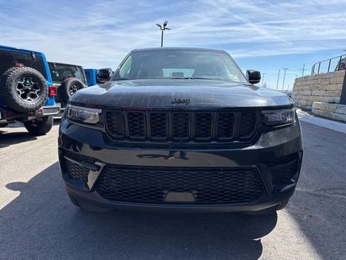 Used 2024 Jeep Grand Cherokee Altitude AWD/4WD image 8