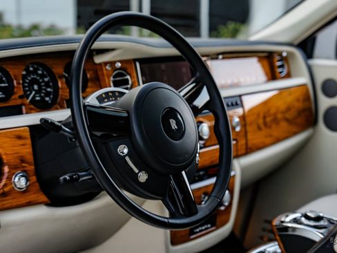Used 2014 Rolls-Royce Phantom Sedan image 37