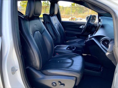 Used 2020 Chrysler Pacifica Touring-L Plus image 8