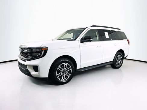 Used 2025 Ford Expedition Active AWD/4WD image 3