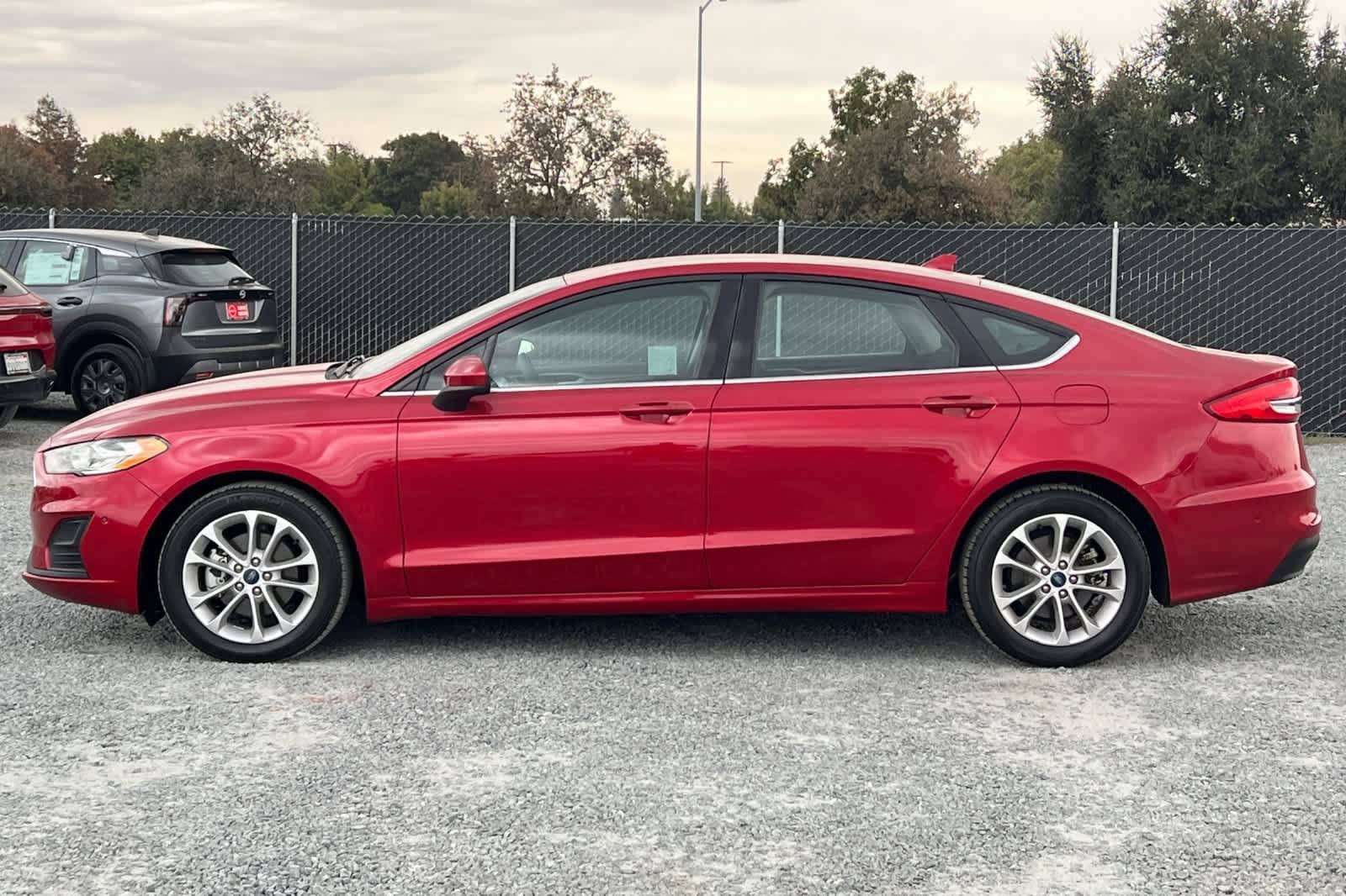 Used 2020 Ford Fusion SE FWD image 5