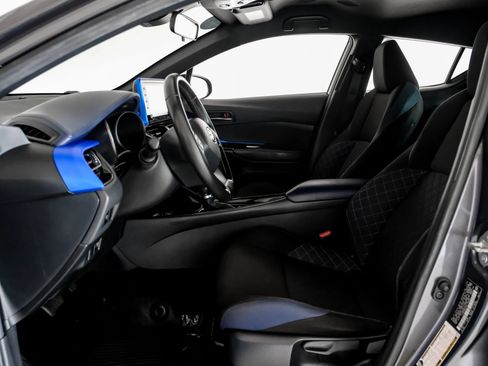 Used 2021 Toyota C-HR XLE FWD image 3