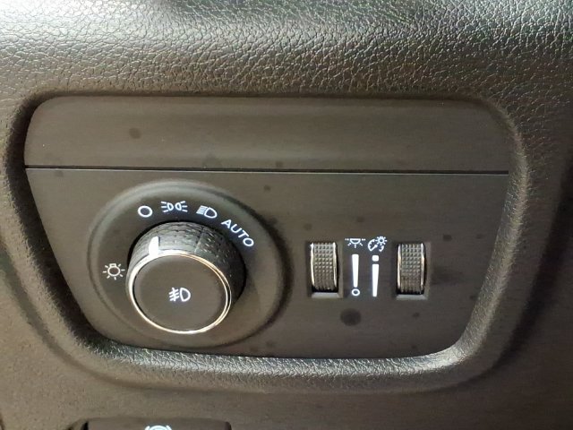 Used 2023 Jeep Grand Cherokee Limited AWD/4WD image 12