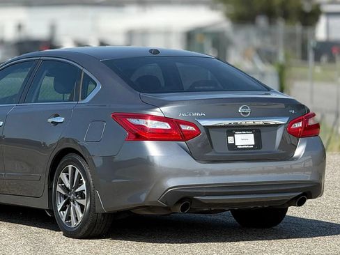 Used 2017 Nissan Altima 2.5 SL w/ Moonroof Package FWD image 16