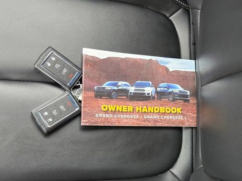 Used 2025 Jeep Grand Cherokee L Limited AWD/4WD image 11