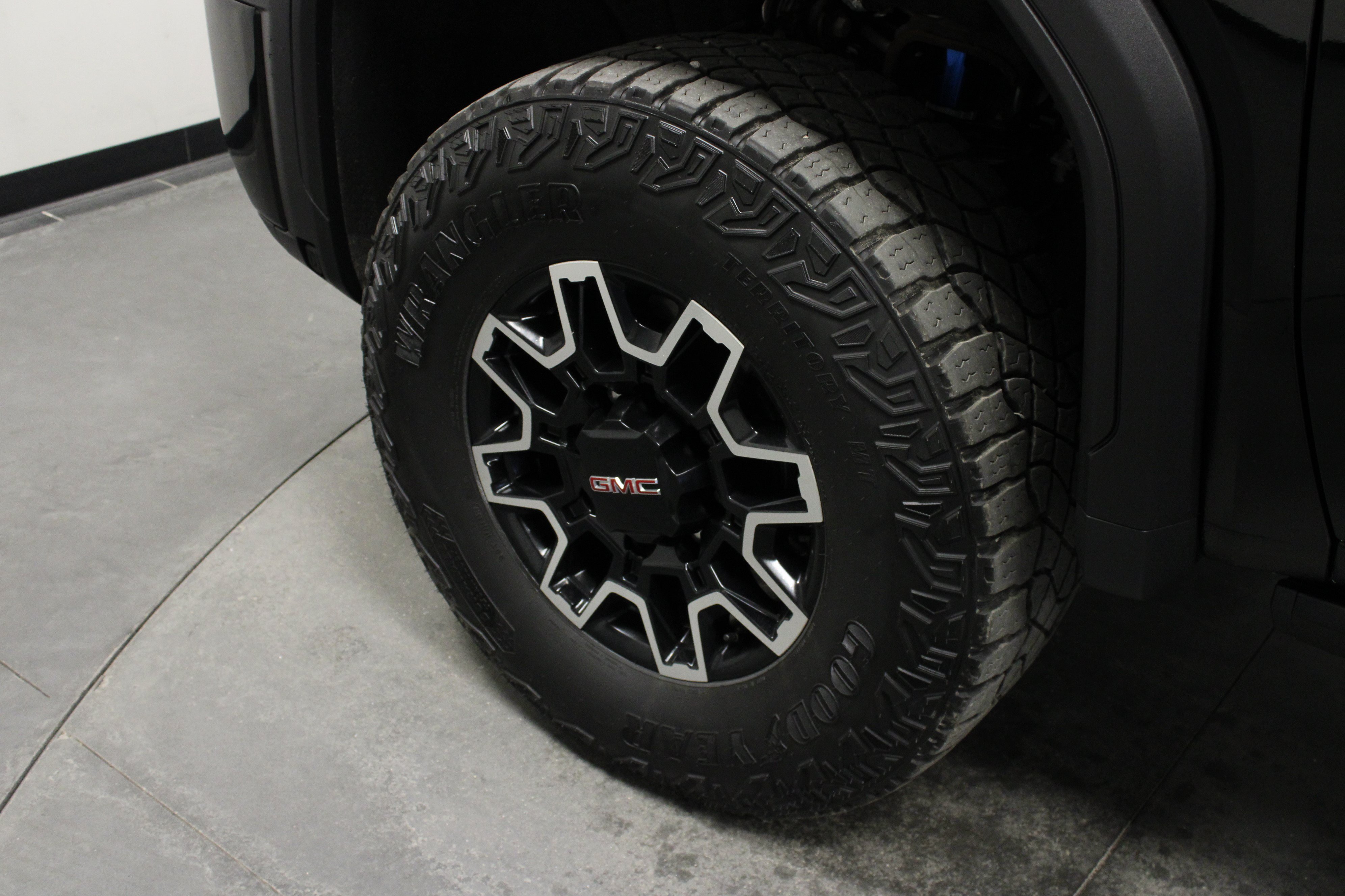 Used 2025 GMC Sierra 2500 AT4X AWD/4WD image 10