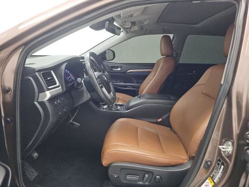 Used 2019 Toyota Highlander Limited FWD image 9