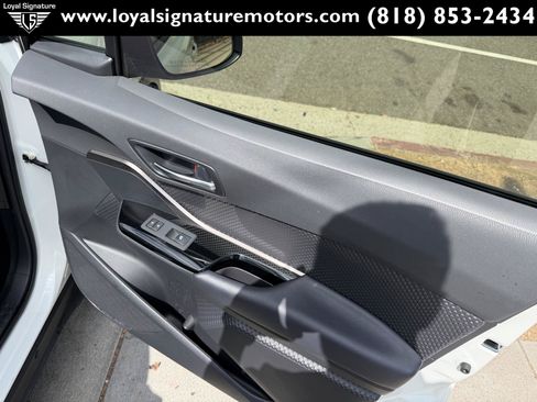 Used 2019 Toyota C-HR XLE FWD image 35