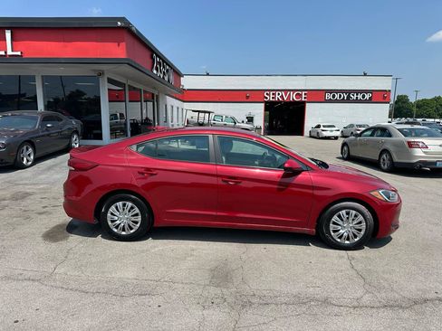 Used 2017 Hyundai Elantra SE w/ Cargo Package FWD image 2