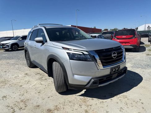 Used 2025 Nissan Pathfinder SL w/ SL Premium Package FWD image 3