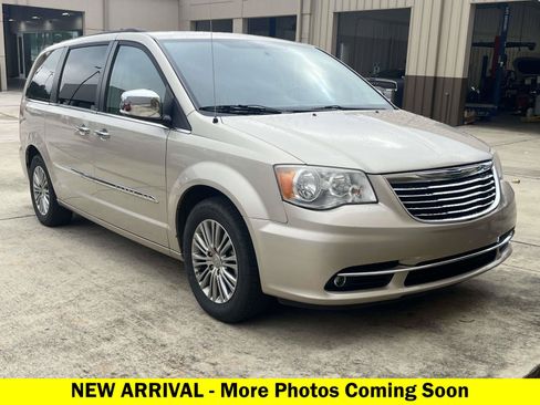Used 2014 Chrysler Town & Country Touring-L w/ Driver Convenience Group FWD image 1