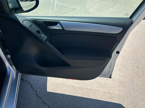 Used 2014 Volkswagen Golf 4-Door FWD image 16