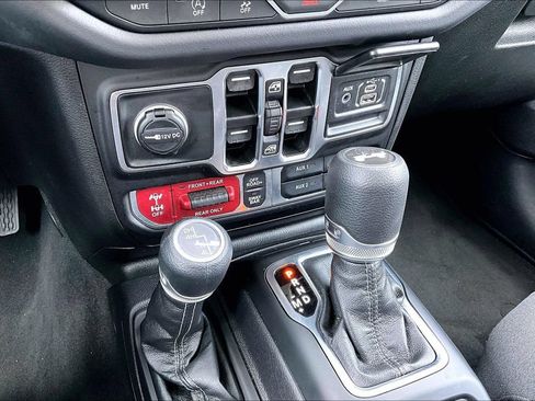 Certified 2025 Jeep Wrangler Unlimited Rubicon w/ Convenience Group AWD/4WD image 11
