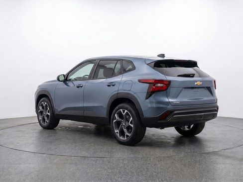 Used 2025 Chevrolet Trax LT FWD image 6