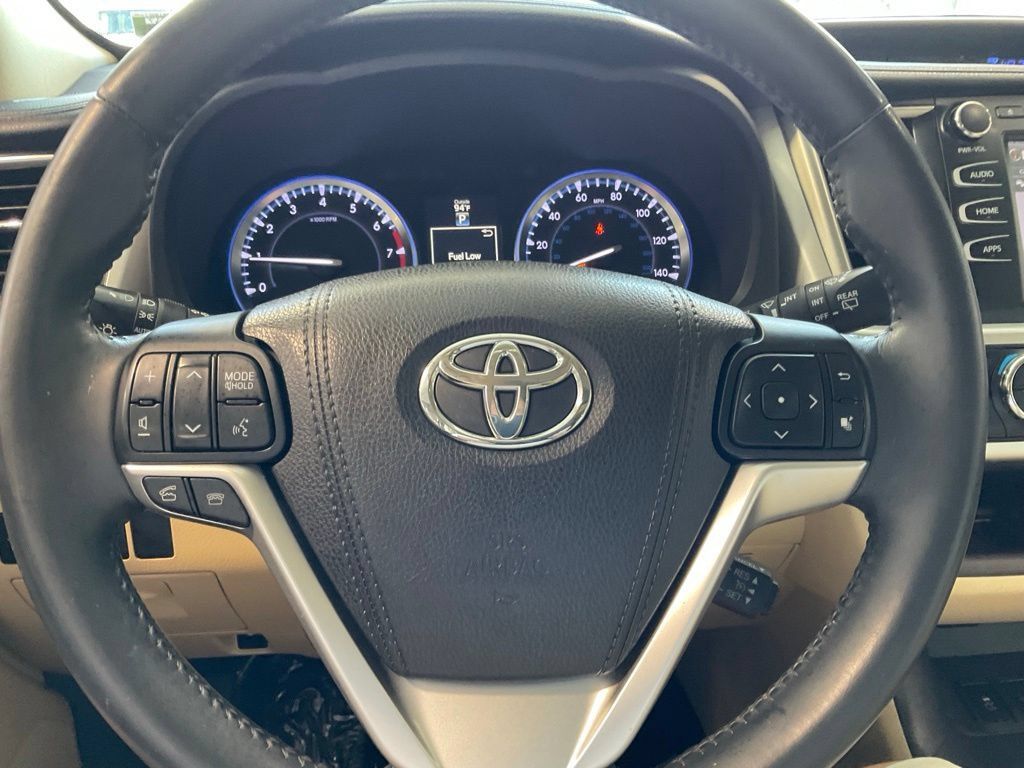 Used 2016 Toyota Highlander XLE AWD/4WD image 11
