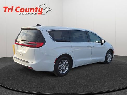 Used 2024 Chrysler Pacifica Touring-L image 8