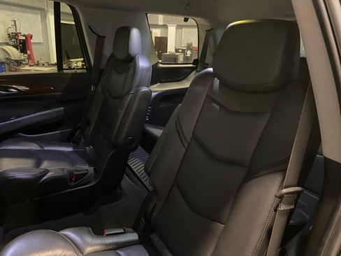 Used 2019 Cadillac Escalade Premium Luxury w/ Escalade Sport Edition image 20