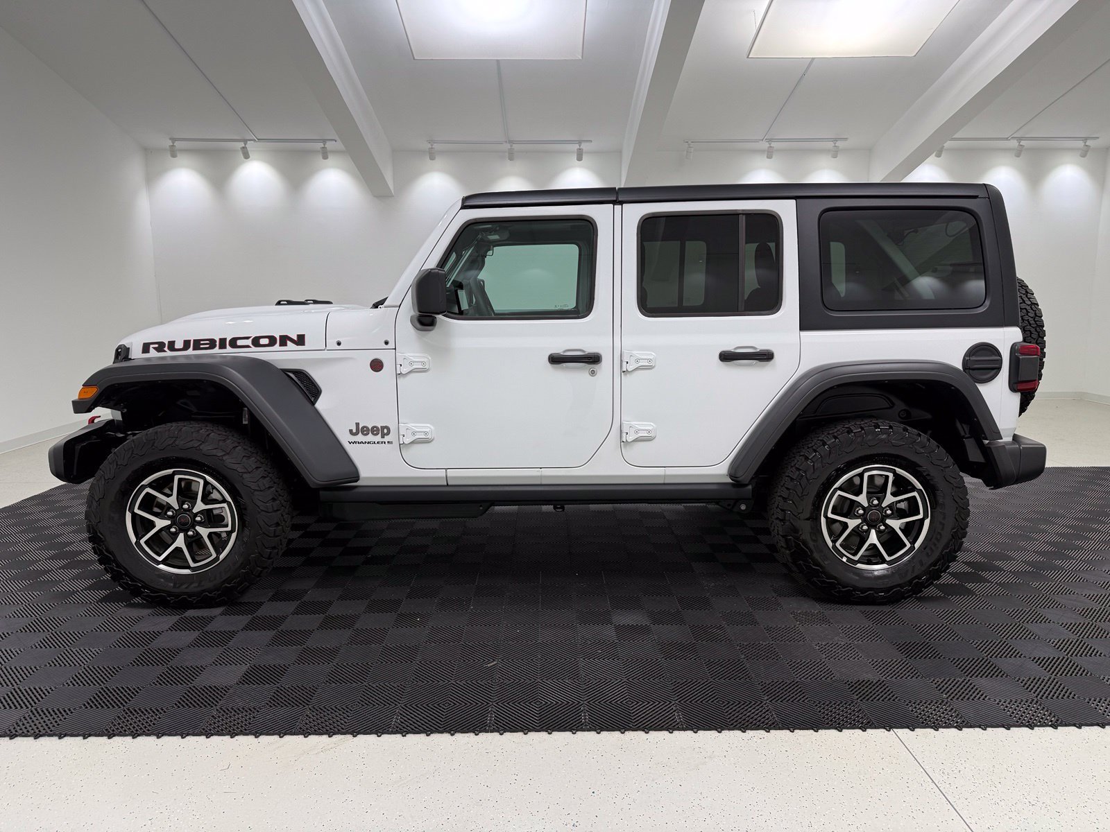 Used 2026 Jeep Wrangler Unlimited Rubicon AWD/4WD image 3