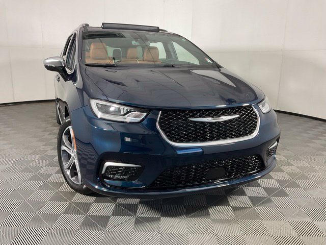 Used 2025 Chrysler Pacifica Pinnacle w/ Trailer Tow Group FWD image 9