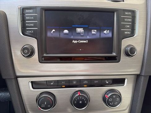 Used 2017 Volkswagen Golf SE image 23