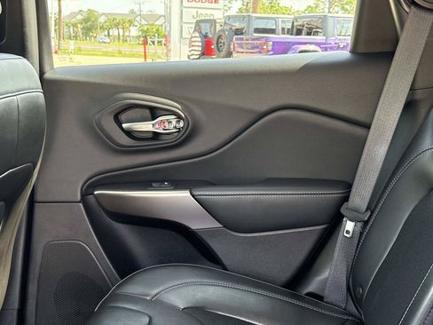 Used 2019 Jeep Cherokee Latitude Plus w/ Comfort/Convenience Group FWD image 14